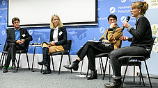 Podiumsdiskussion mit vier Personen auf Stühlen vor Handwerkskammer-Potsdam-Banner