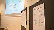 Unterschriftenliste der Seddiner Erklärung vor Leinwand mit Veranstaltungsankündigung