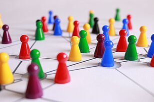 Spielfiguren bilden ein Netzwerk