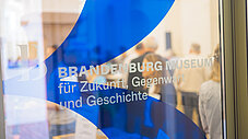 Glastür mit blauem Logo: Brandenburg Museum für Zukunft, Gegenwart und Geschichte
