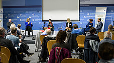 Podiumsdiskussion mit sechs Personen vor Handwerkskammer-Potsdam-Hintergrund und sitzendem Publikum im Vordergrund.